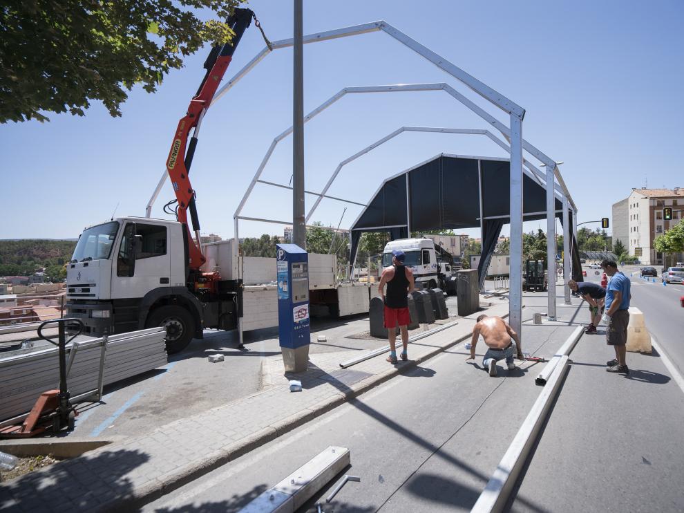 Personal especializado y socios de la peña El Ajo levantaban ayer una gran carpa en la ronda de Ambeles.