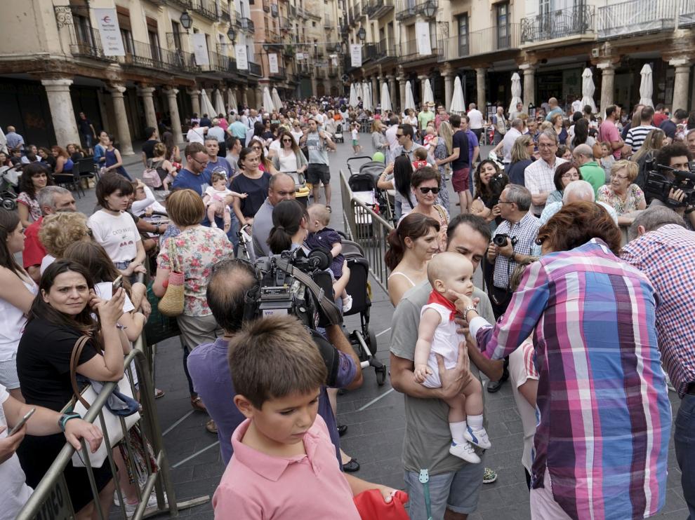 Las familias aguardaron con sus bebés en una larga fila el comienzo del reparto de pañuelos.