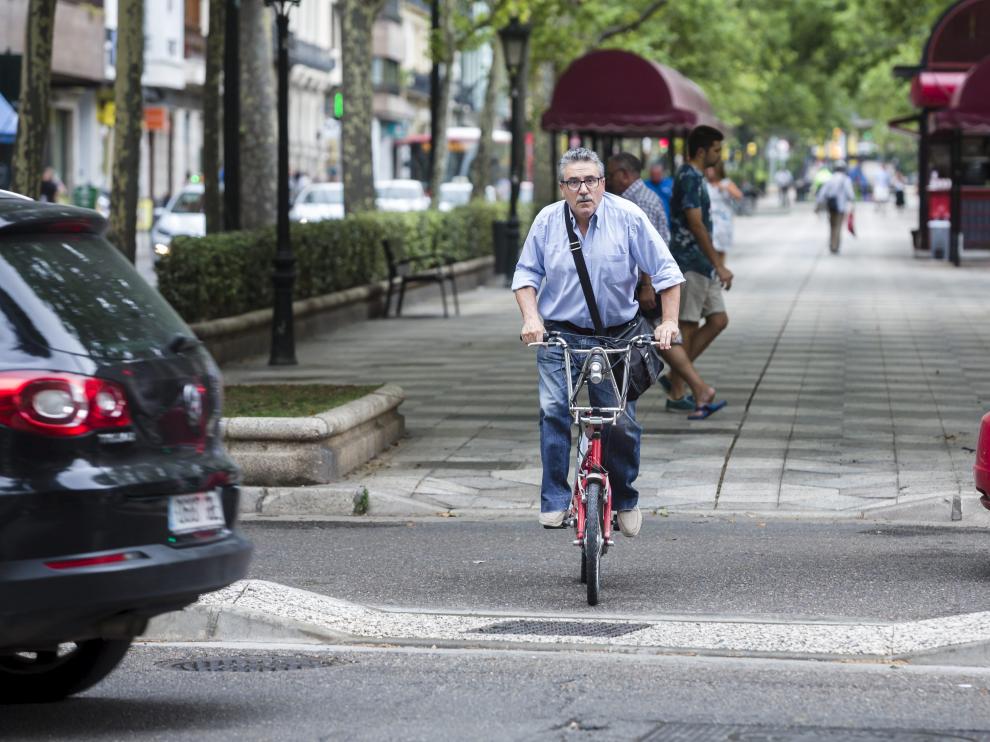 Foto de archivo de un ciudadano circulando en bici por el centro de Zaragoza.