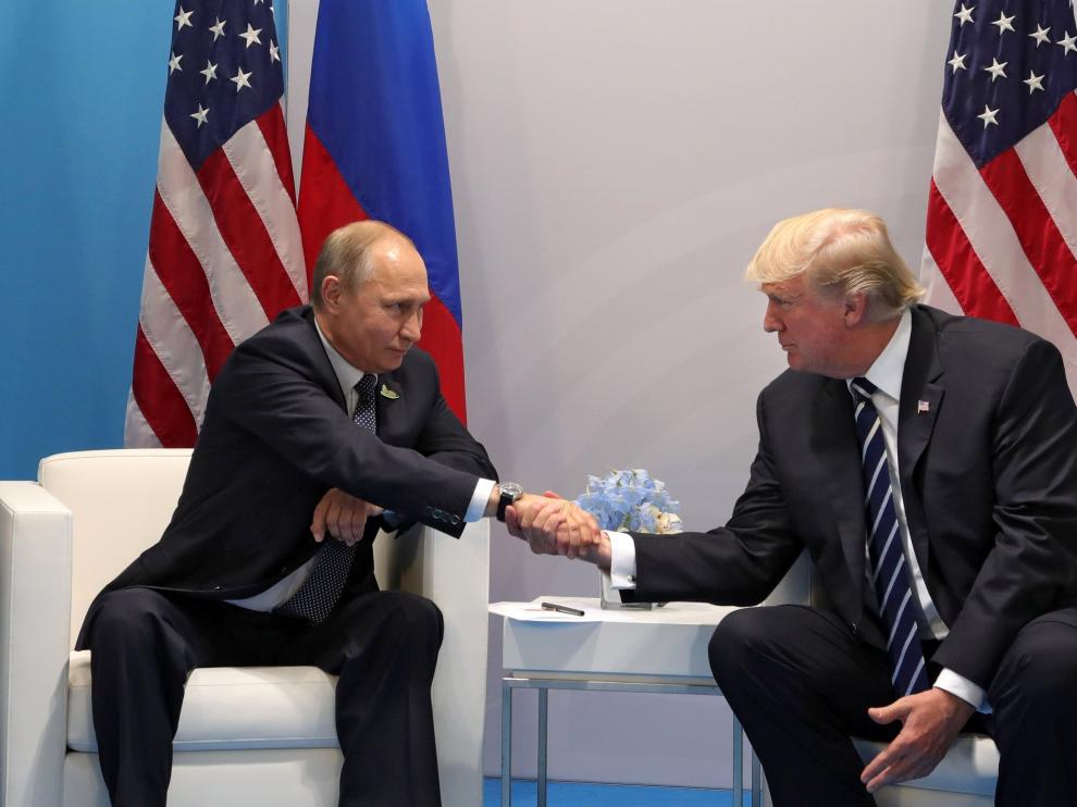 Trump y Putin, estrechándose la mano