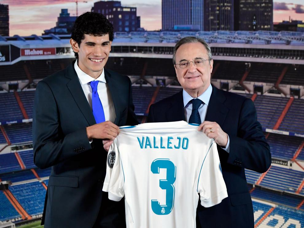 Jesús Vallejo y Florentino Pérez, en su presentación como futbolista del Real Madrid.