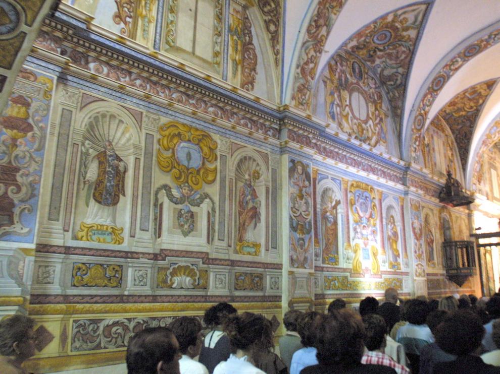 Ermita de Casbas, con sus típicas punturas murales, en Ayerbe.