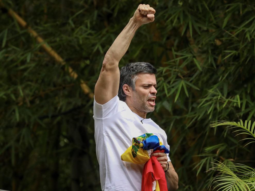 Leopoldo López saluda desde su casa tras salir de prisión