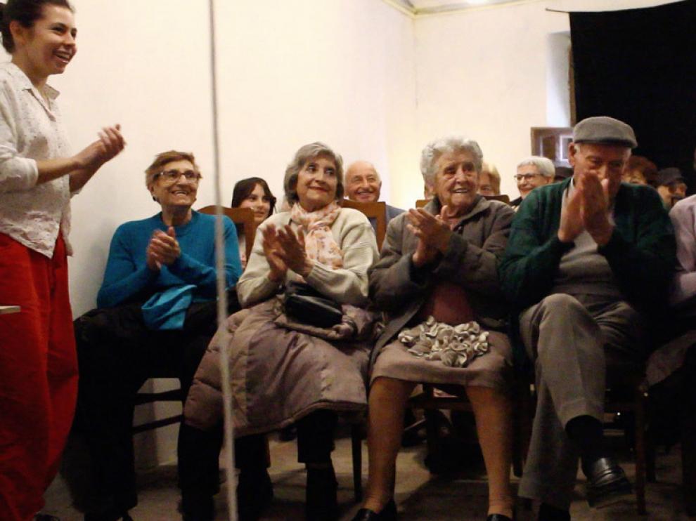 Los vecinos de Torralba de Ribota disfrutan de la presentación de la obra de una artista residente.