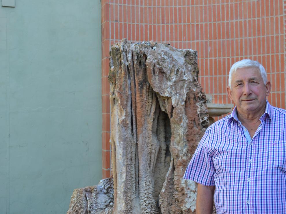 José Ayesa, alcalde de Novillas, fotografiado frente a la puerta del Ayuntamiento de la localidad