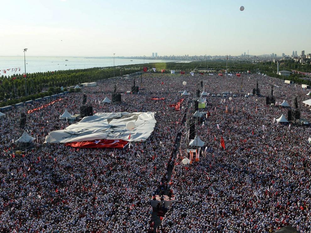 Multitudinaria marcha en Estambul.