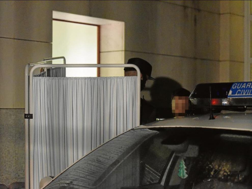 Momento en el que la Guardia Civil conduce al sospechoso al vehículo que lo trasladó a prisión.