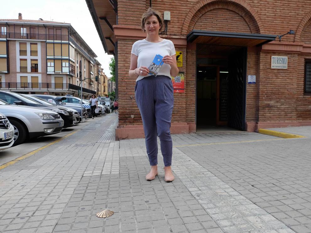 La concejal de cultura, Waldesca Navarro, junto a una de las conchas, en el suelo.