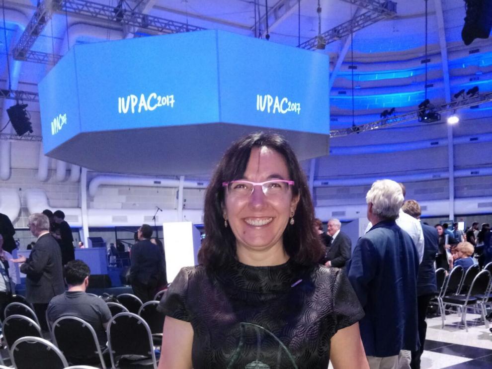 La investigadora, posando con el galardón