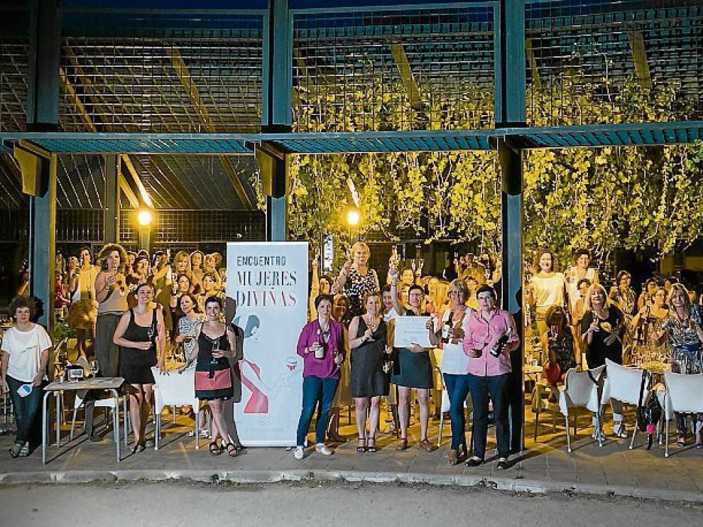 Las mujeres que asistieron a la cata de vinos y tapas.
