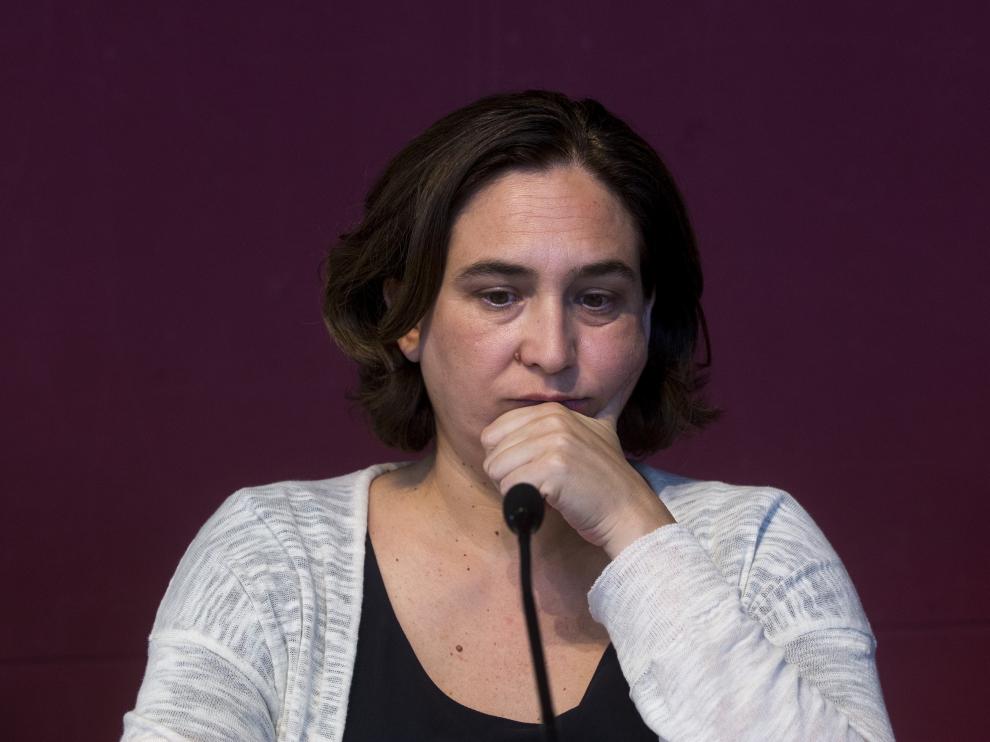 La alcaldesa de Barcelona, Ada Colau, atendiendo a los medios de comunicación.