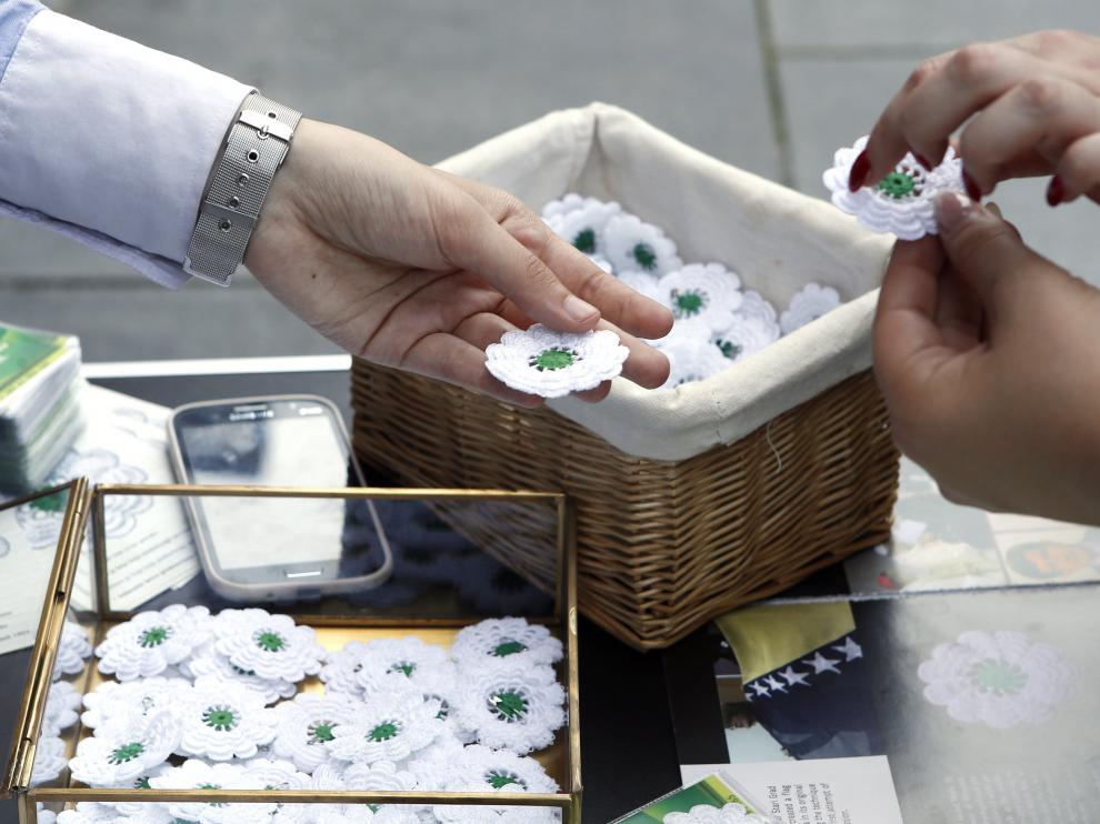 Una flor de hilo tejida a ganchillo, de once pétalos blancos y pistilo verde recuerda a las miles de víctimas de la masacre de Srebrenica.
