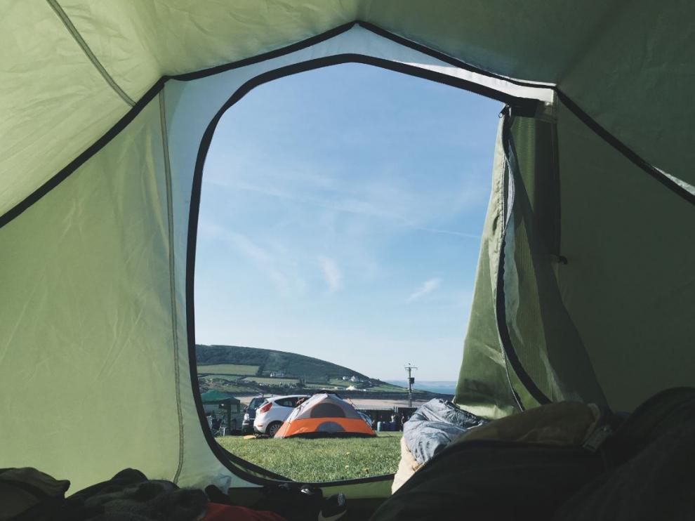 Vista del camping desde una tienda de campaña.