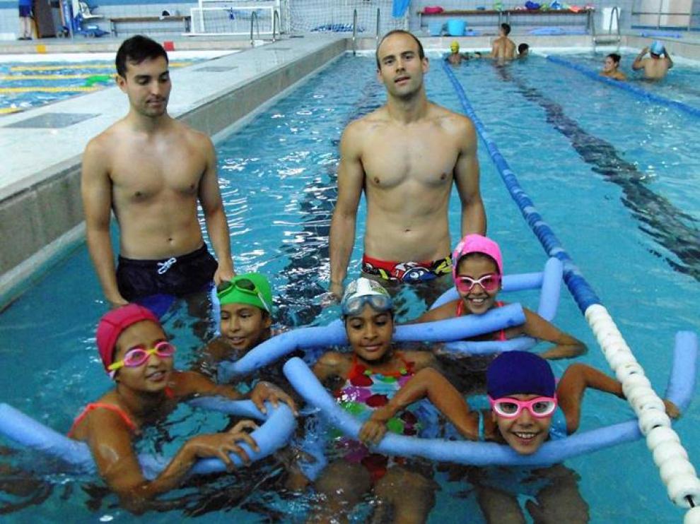 Enguia Mohamed-Nayem Did, la niña del centro, durante los cursillos de natación en el CN Helios.