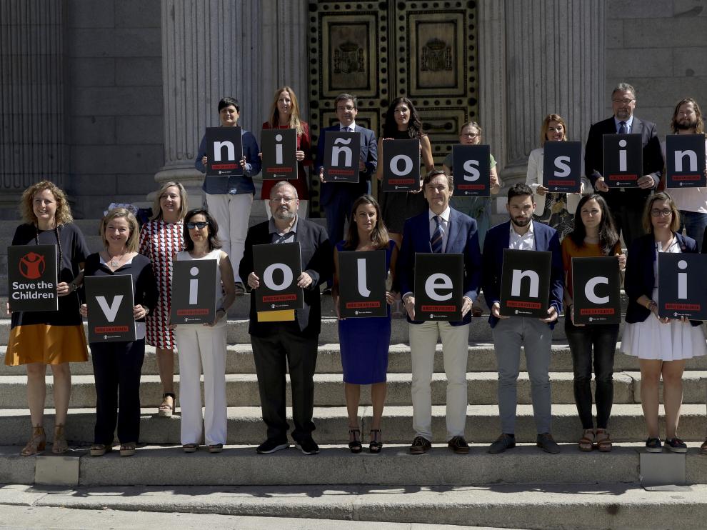 Representantes de todos los grupos políticos se unen a favor de una campaña de Save the Children contra la violencia hacia los niños.