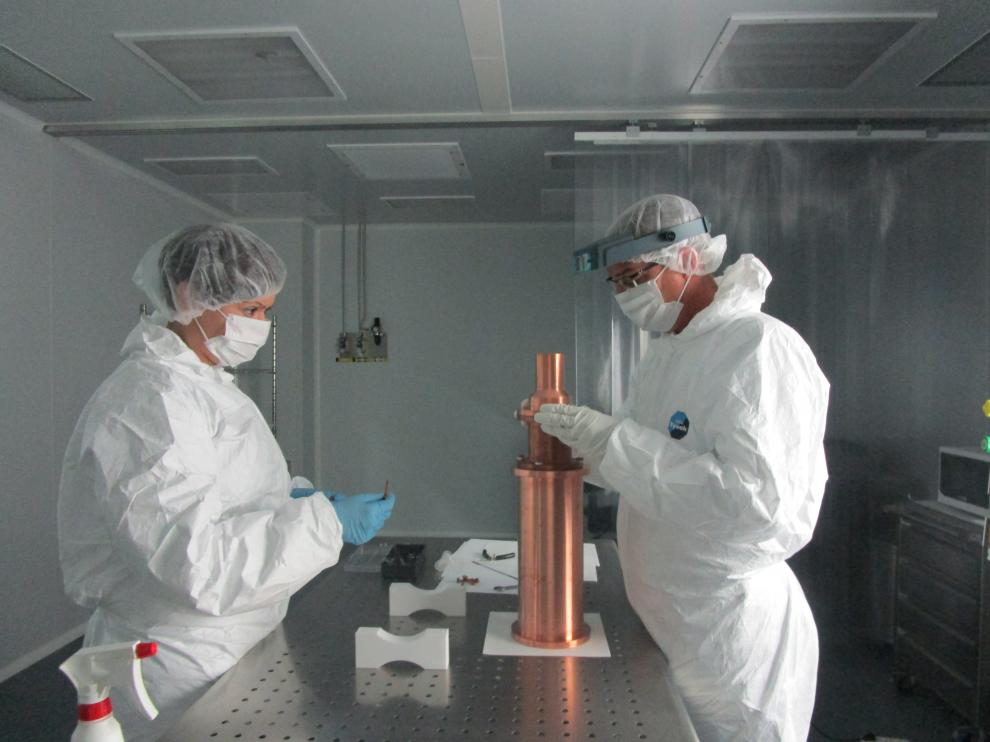 Los investigadores están acabando de calibrar los detectores de ioduro de sodio ultrapuro.