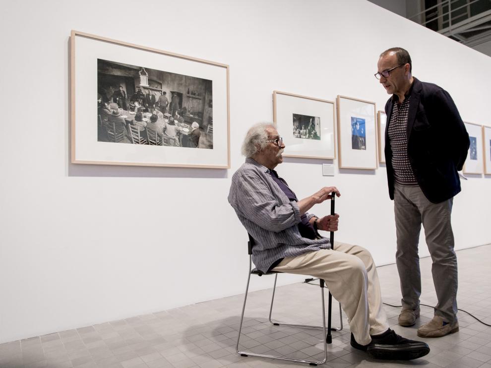 Masats -sentado- ha inaugurado este miércoles la exposición en Zaragoza.