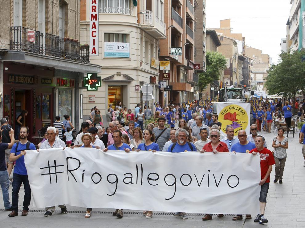 Imagen de la manifestación contra el embalse de Biscarrués que se celebró enHuesca en junio.
