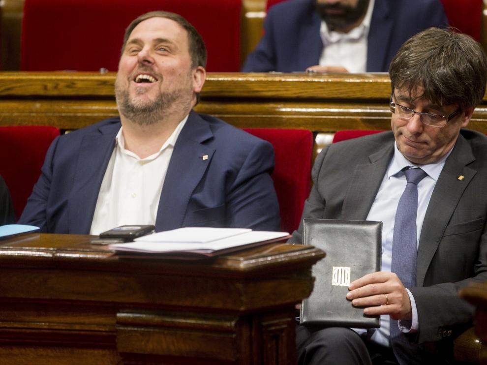 El presidente de la Generalitat, Carles Puigdemont,y el líder de ERC, Oriol Junqueras.