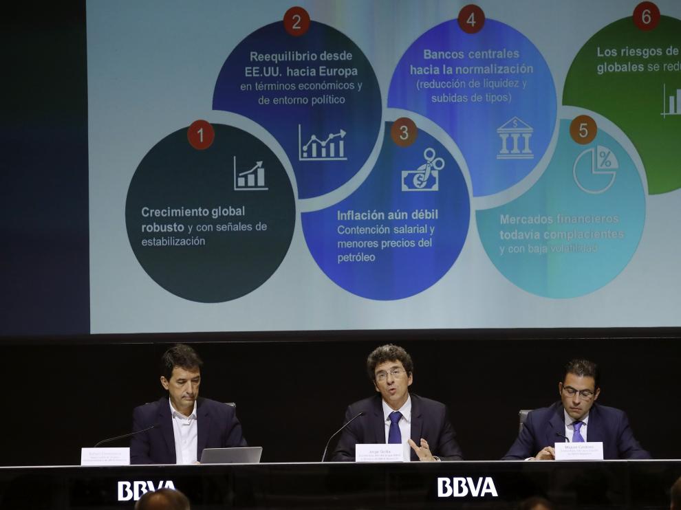 El responsable de Análisis Macroeconómicos de BBVA, Rafael Doménech, el jefe del Grupo BBVA y director de BBVA Research, Jorge Sicilia y el jefe para España en BBVA Research, Miguel Cardoso, este miércoles.