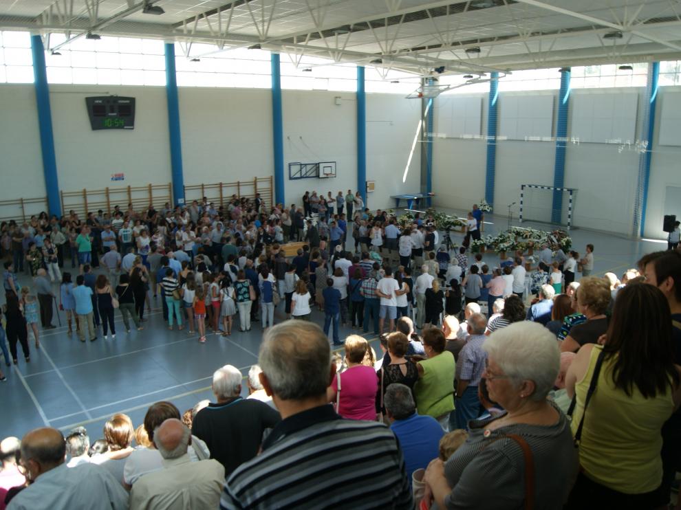 El polideportivo de Samper acogió este martes la ceremonia civil, que acabó con un sentido aplauso.