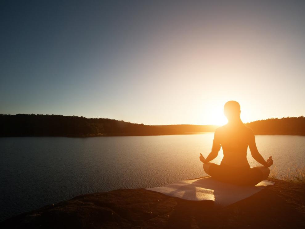 Practicar yoga con regularidad es beneficioso a nivel físico y mental