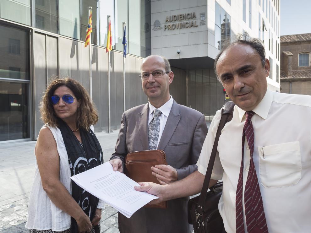 Hace un año. Natalia Cuchi (procuradora), Mariano Tafalla (letrado) y José Mª Guardia (Apprece), en septiembre del año pasado, en la presentación de uno de los recursos.