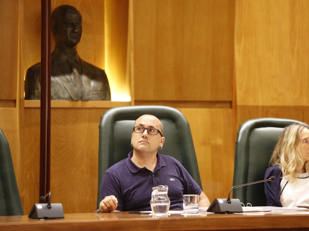 El concejal de Servicios Públicos, Alberto Cubero, y la coordinadora de su Área, Mamen Sancho, este jueves en el Ayuntamiento de Zaragoza.