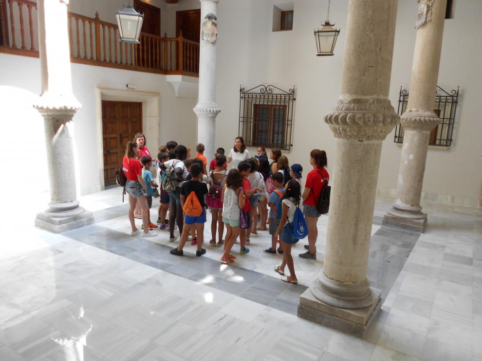 La Fundación enseña a los niños el patio del palacio episcopal renovado.