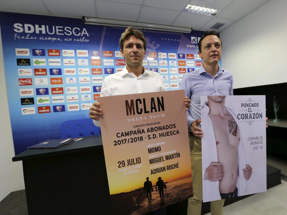 El director general, Josete Ortas, y el de márquetin, Joaquín Aineto, sostienen los carteles de la campaña.
