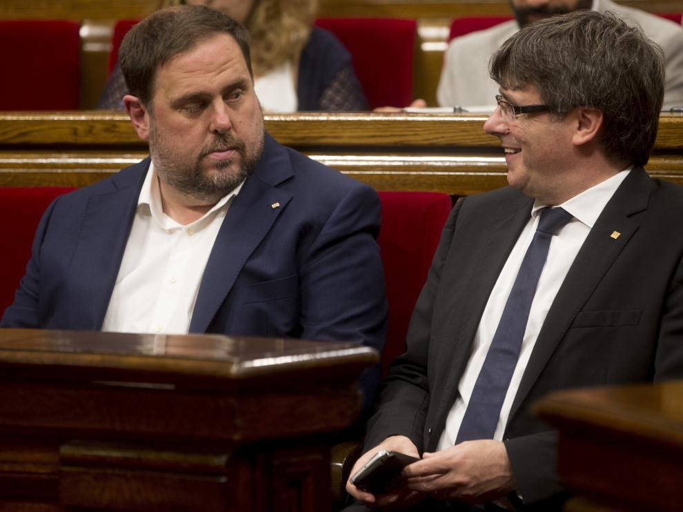 El presidente de la Generalitat de Cataluña, Carles Puigdemont , junto al vicepresidente Oriol Junqueras