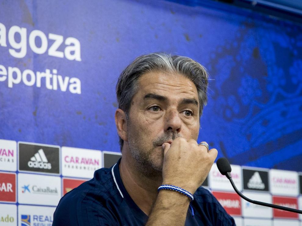 Natxo González escucha con atención una pregunta de los periodistas en su comparecencia de este viernes en la Ciudad Deportiva.