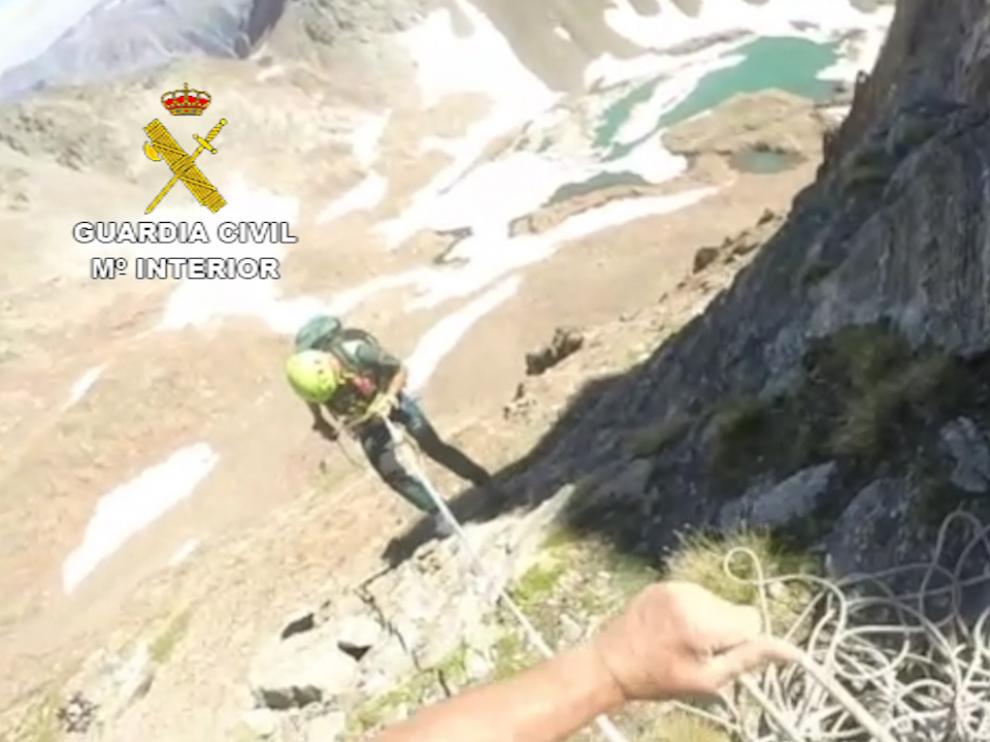 Los especialistas saltaron del helicóptero hasta una zona un poco menos descompuesta, en el rescate del Pico Infierno.
