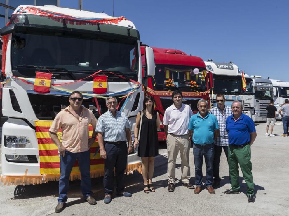 La junta directiva de Tradime Aragón, junto a los camiones que participaron en el concurso.