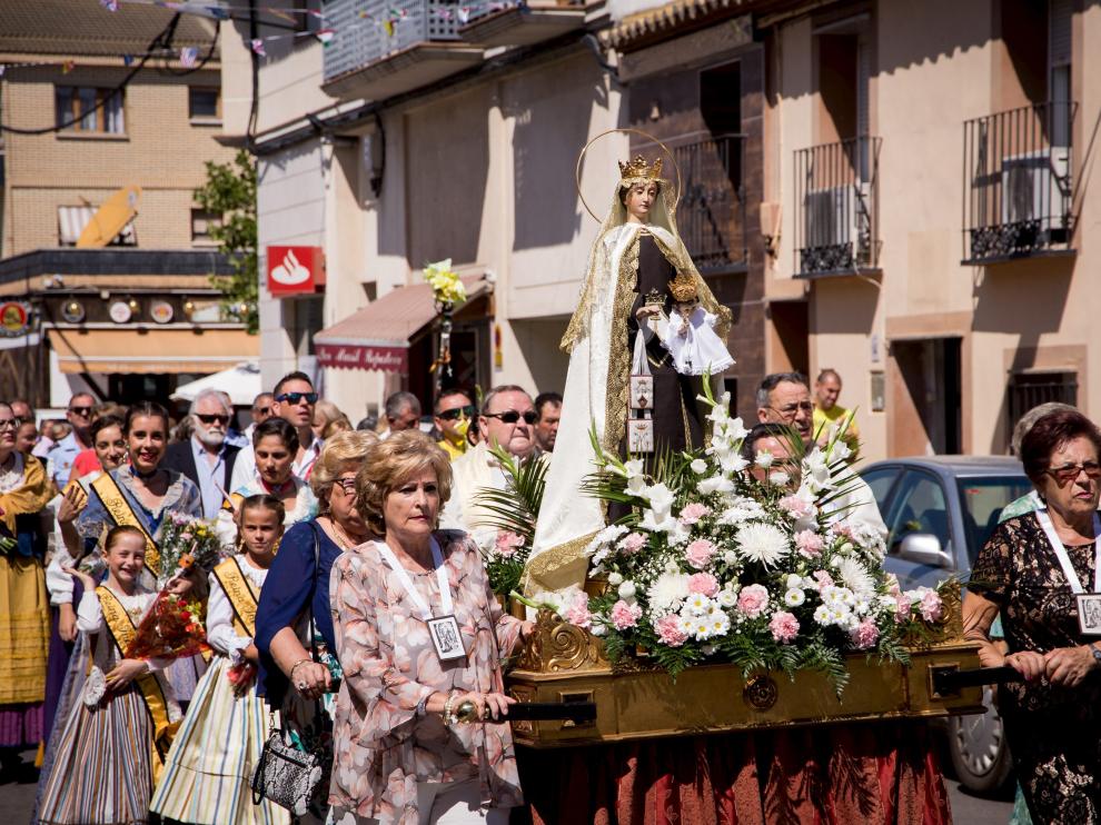 Los vecinos de Garrapinillos desfilan junto a la Virgen del Carmen ayer por las calles del barrio.