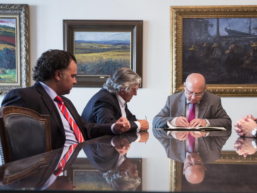 Acto de la firma notarial de la constitución de la Fundación Zaragoza 2032, el 17 de julio de 2014.