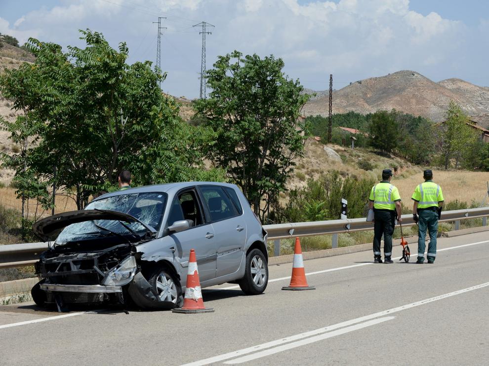 El turismo, después de atropellar al ciclista.