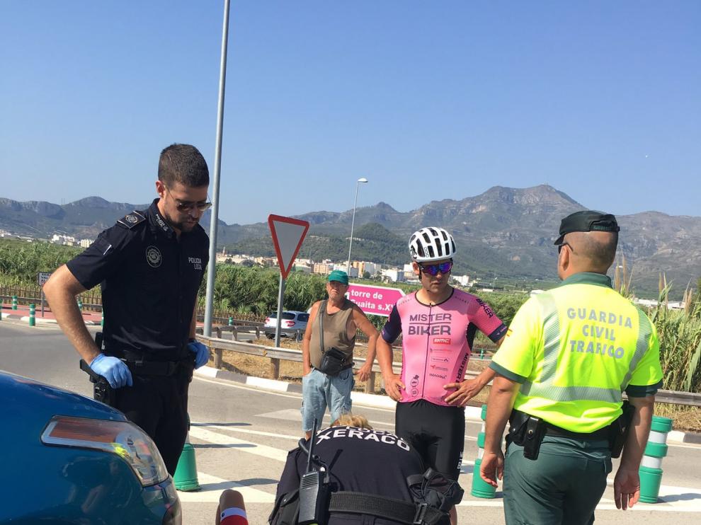 Ángel Vicioso con la Policía y la Guadia Civil en el momento del atropello.