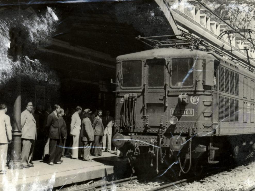 Estación Internacional de Canfranc (Huesca). La imagen, de 1948, muestra el restablecimiento del tráfico ferroviario entre España y Francia.