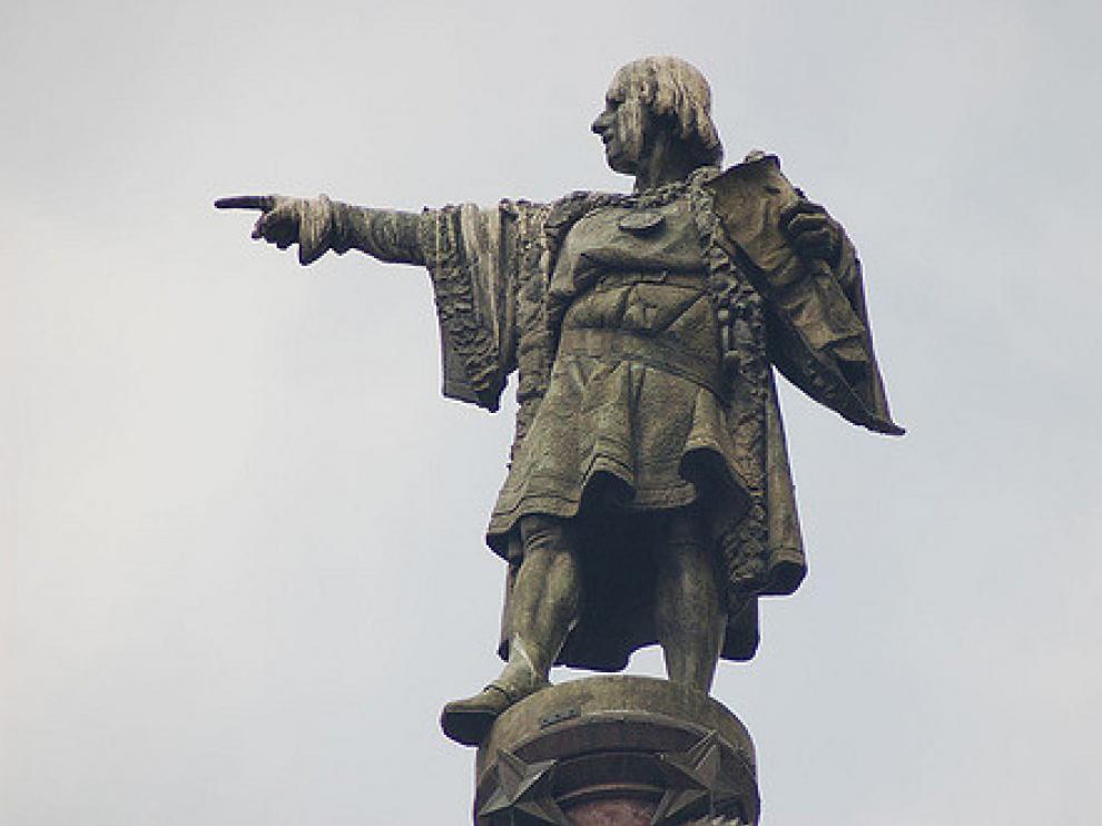 Imagen de una estatua de Cristóbal Colón.