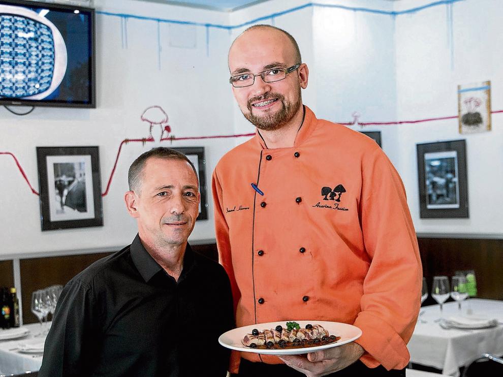 Jacinto Merino, responsable de sala, e Ismael Herrero, chef del restaurante Azarina Fussion, con un plato que lleva arándanos.