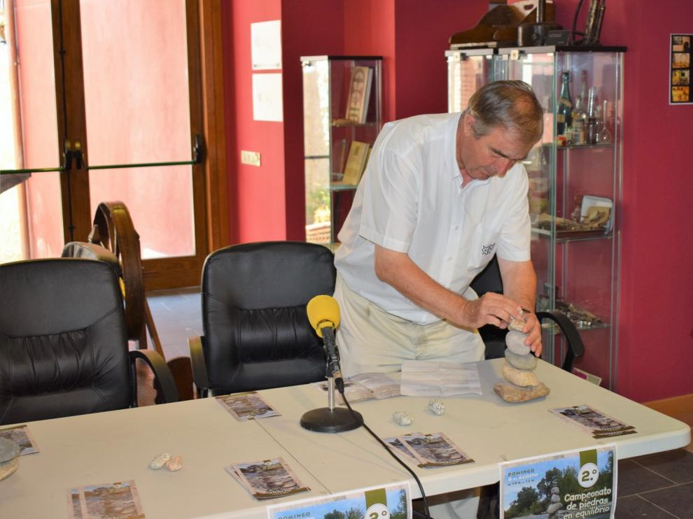 Ángel Aventín hace una pequeña demostración del arte de colocar piedras en equilibrio