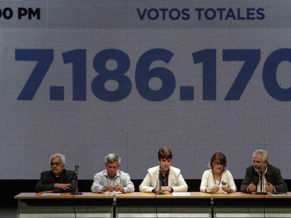 Los miembros de la "comisión de garantes" del plebiscito opositor, el rector de la Universidad Católica Andrés Bello (UCAB), José Virtuoso (i), el rector de la Universidad Pedagógica Experimental Libertador (UPEL), Raúl López (2i), la rectora de la Universidad Central de Venezuela (UCV), Cecilia García Arocha (c), la rectora de la Universidad de Carabobo (UC), Jessy Divo (2d), y el rector de la Universidad Metropolitana, Benjamín Scharifker (d), atienden una conferencia de prensa en la que se entregan los resultados de la consulta opositora