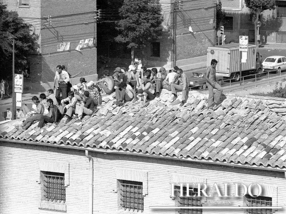Los presos, en el tejado al que subieron durante su motín.