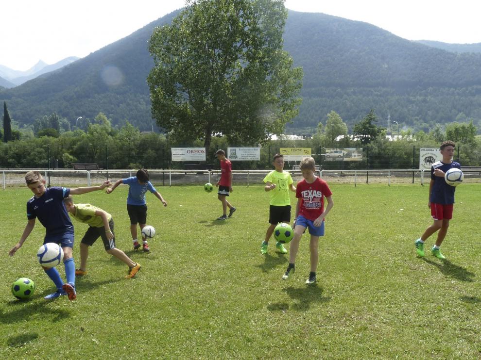 Participantes en el campus de fútbol Ibón de Plan, de Zaragoza, con 105 niños de 7 a 16 años.