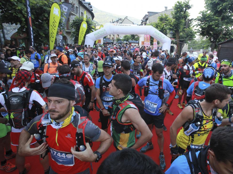 Atletas congregados antes de iniciar el Maratón de las Tucas el año pasado.
