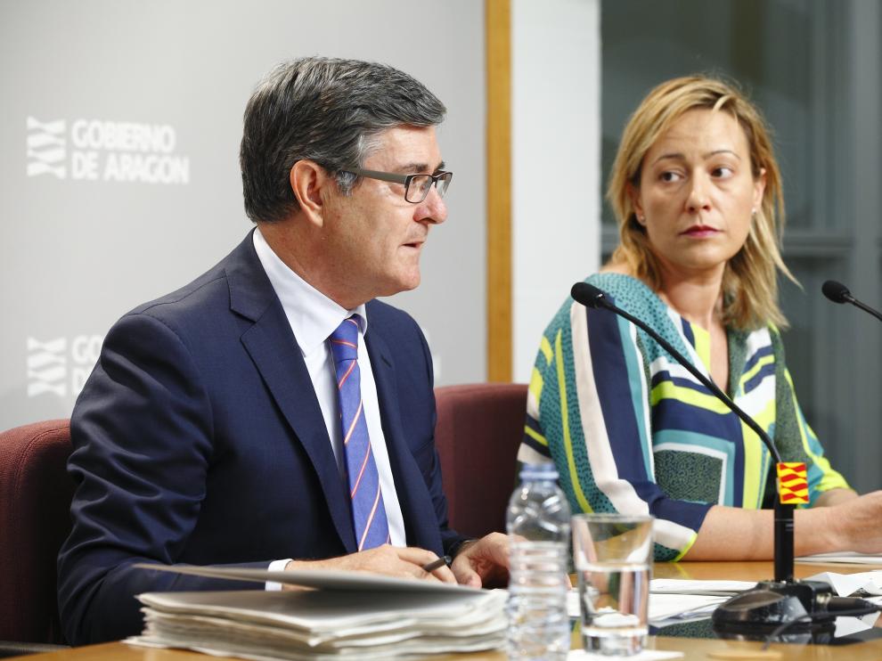 La polémica. La tensión se desató el lunes en la Comisión de Hacienda, donde PP y Podemos tumbaron la modificación para el pago de las nóminas de la concertada. Ayer, el portavoz de la DGA, Vicente Guillén, acompañado de la consejera Gastón, aseguró que buscan soluciones y que se hablará con todos los grupos parlamentarios.