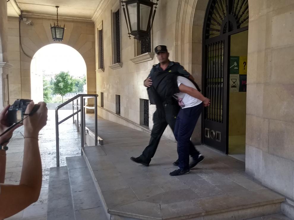 El detenido, conducido a prisión tras declarar ante el juez.