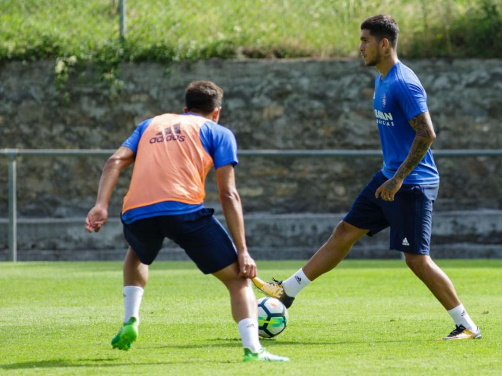 Jesús Valentín controla la pelota ante el acoso de Borja Iglesias en un ensayo en el campo de Boltaña.