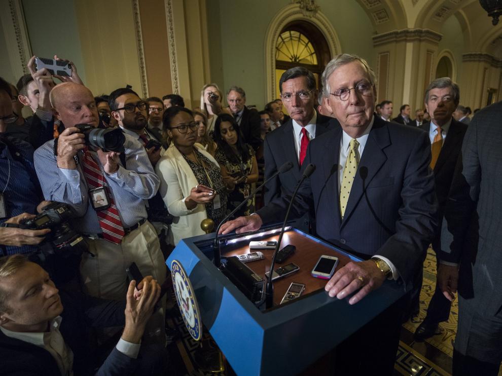El senador republicano Mitch McConnell comparece ante la prensa después de que sus colegas republicanos del Senado rechazaron la propuesta sobre el Obamacare.